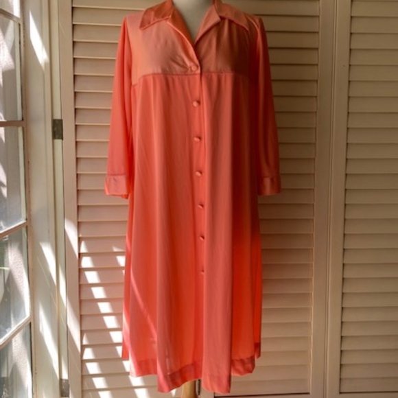 Vintage LeVoy's Nylon Robe - Picture 1 of 11